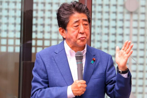 Японы Ерөнхий сайд Абэ Шинзо армийн офицерийн гарт амиа алдлаа