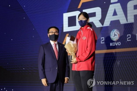 Гар бөмбөгийн тамирчин Н.Орхон Солонгосын гар бөмбөгийн лигт сонгогджээ